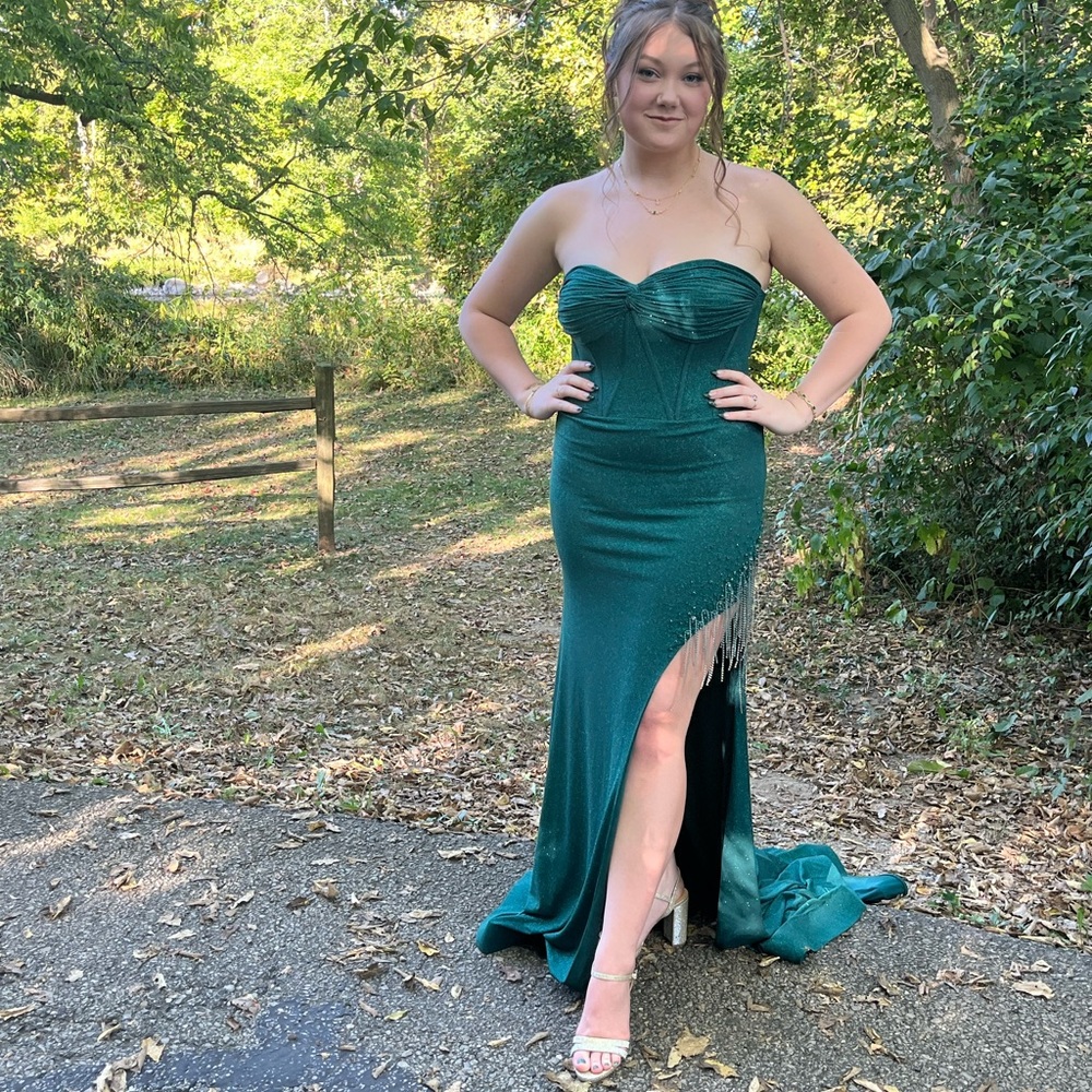 Elegant Green Strapless Evening Dress Perfect For Any Occasion